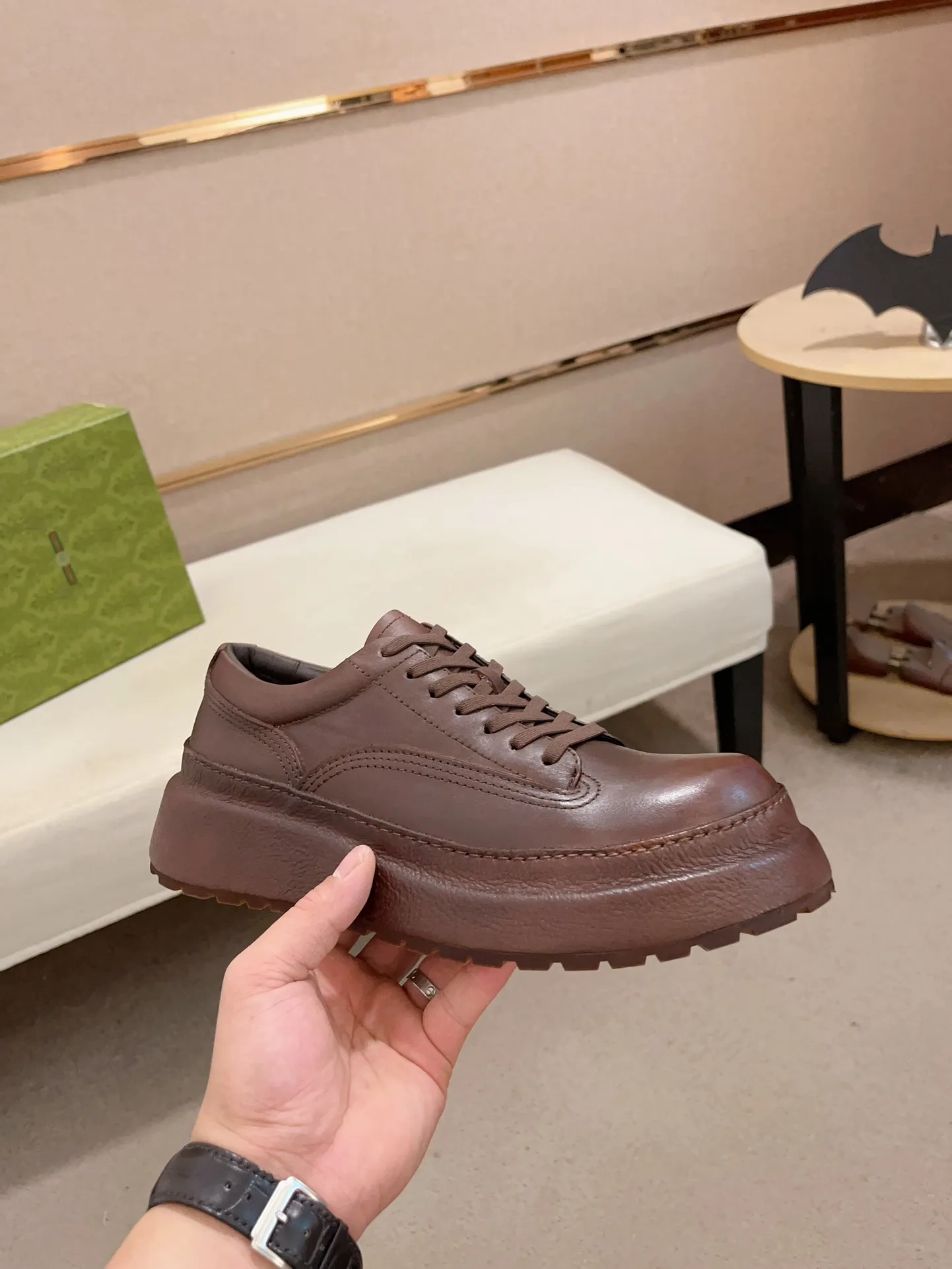 Men's shoes 💰: 680💰 Gucci (Gucci) new men's shoes, sold simultaneously on the official website, made from original orders, uppers made of first-layer cowhide, purely handmade craftsmanship 🌈 High-end first-layer genuine leather lining, original non-slip and wear-resistant outsole, fashionable and versatile, standard size .37-44. Can be customized 45-46